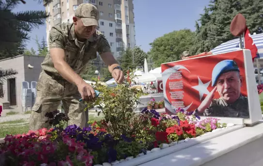 Son dakika! Şehit yakınları ve gaziler bayram arifesinde Cebeci Askeri Şehitliği'ni ziyaret etti