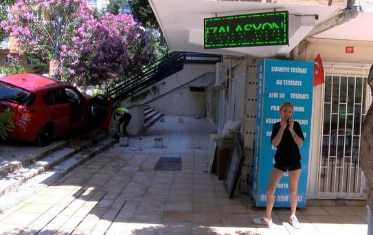 Kadıköy'de lüks araç apartmanın bahçesine uçtu