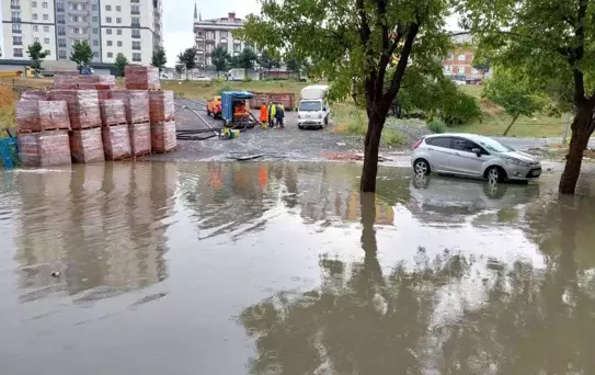 Sultangazi'de su baskını nedeniyle ev ve iş yerleri zarar gördü