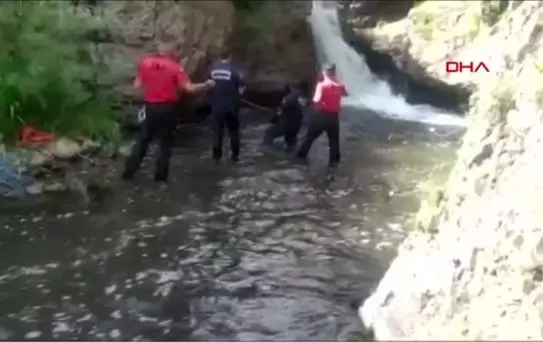 ARKADAŞLARIYLA PİKNİĞE GİTTİ, ŞELALEDE BOĞULDU