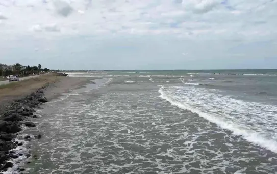 Karadeniz'de can pazarı: 4 kişilik aile boğulma tehlikesi geçirdi