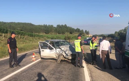 Otomobil ile hafif ticari araç çarpıştı, araçtan fırlayan yolcu öldü