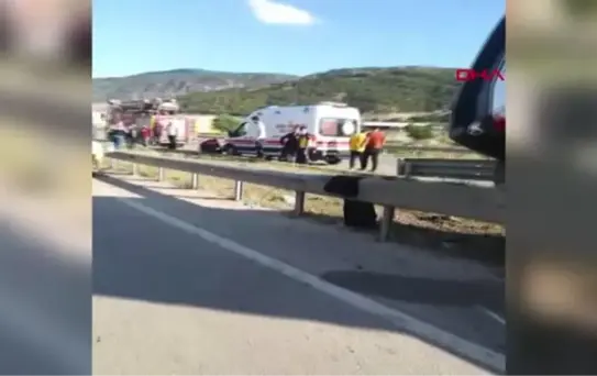 Hasta taşıyan ambulans refüje çıktı, 1 kişi öldü, 3 sağlıkçı yaralandı