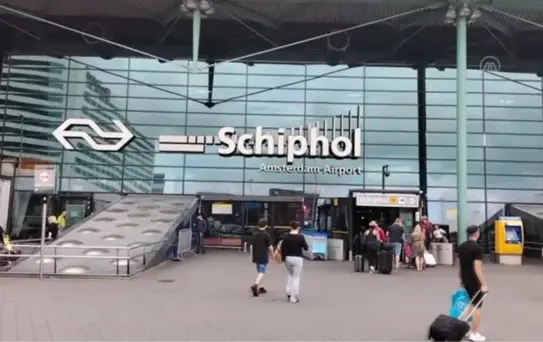 AMSTERDAM - Avrupa'daki havalimanlarında personel eksikliği ve aşırı yoğunluk krizi sürüyor
