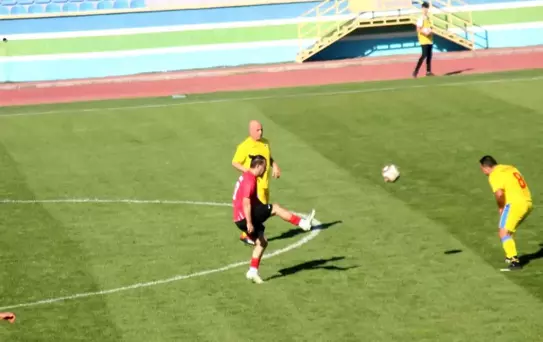 Türk ve Rumen eski futbolcular, SMA hastası bebek için Çankırı'da sahaya çıktı