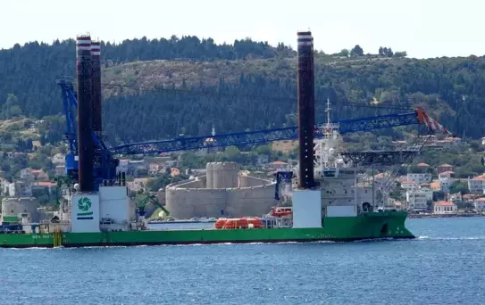 132 metre uzunluğundaki platform Çanakkale Boğazı'ndan geçti