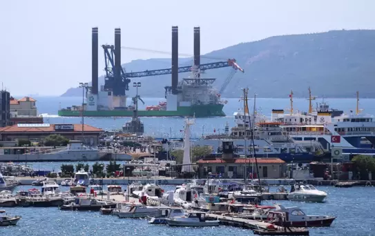 Yalova'da bakıma alınacak dev platform Çanakkale Boğazı'ndan geçti