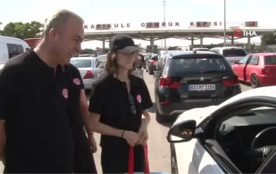 Dönüş yolundaki gurbetçilere kuruyemiş ikramı
