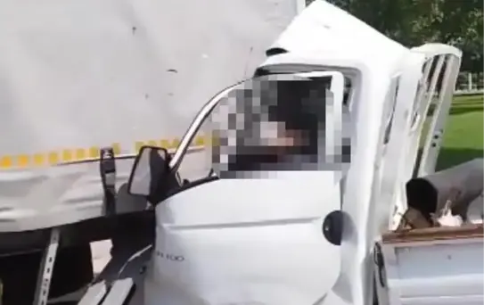 TIR'a çarpan kamyonetin sürücüsü öldü
