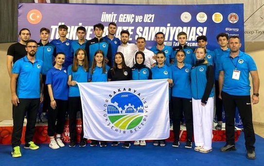 Sakarya Büyükşehir karate sporcuları gururlandırdı