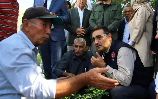 Bakan Dönmez, sıfır maliyet ile güneş enerjisinden tarla sulaması yapan MOBİTEM ürününü inceledi