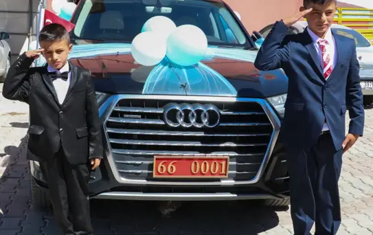 Yozgat Valisi Polat'ın makam otomobili şehit çocuklarının sünnet aracı oldu