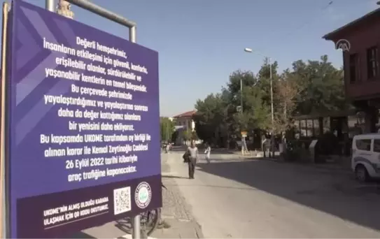 Tarihi Odunpazarı Bölgesi'ndeki esnaf ve vatandaş trafiğe kapatılan caddenin tek yönlü açılmasını istiyor