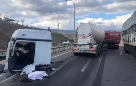 Kamyona çarpan TIR'ın kupası, yol ortasına düştü