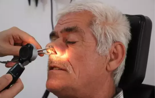 YÜZÜNDE 50 YILDIR TAŞIDIĞI KURŞUN AMELİYATLA ALINDI