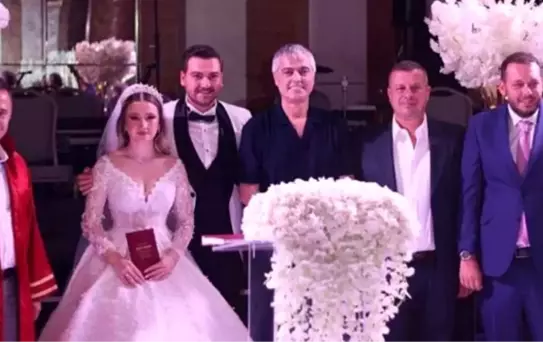 Arabesk Müziğin Sevilen İsmi Evlendi! Cengiz Kurtoğlu Şahitlik Yaptı