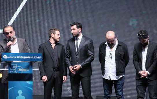 ALTIN PORTAKAL'DA 'KARANLIK GECE' EN İYİ FİLM OLDU; 'KURAK GÜNLER' 9 ÖDÜL ALDI