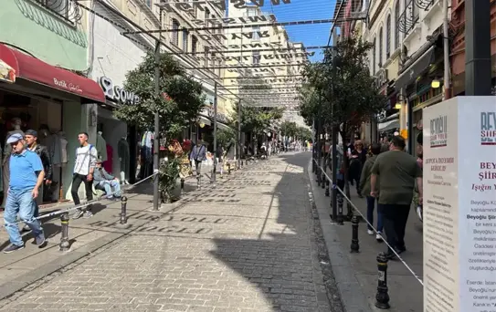 'Işığın Yazdığı Şiir' enstalasyonu ziyaretçilerine farklı bir deneyim yaşatıyor