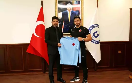 Rektör Aldemir dünya üçüncüsü Aslan'ı makamında ağırladı