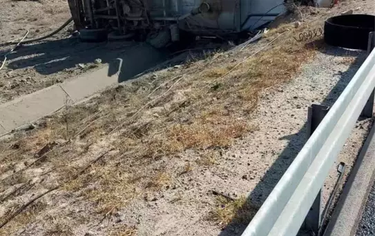 Dorsesi devrilen tır alev aldı