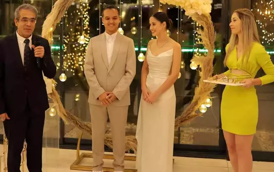 Önce kordon bağlarını, sonra nişan kurdelelerini kesti