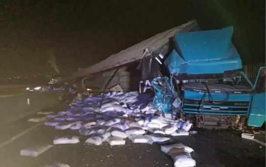 TIR, yol kenarındaki kamyona çarptı: 1 ölü, 2 yaralı
