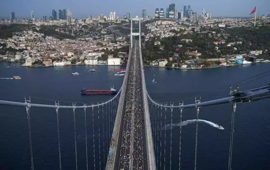 44. N Kolay İstanbul Maratonu Başladı. İbb Başkanı İmamoğlu: 'Cumhuriyetimizin 100. Yılına Koşuyoruz'