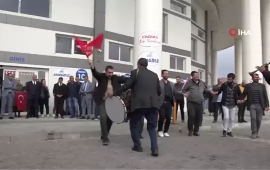 Dünya şampiyonu Eda'ya davullu zurnalı karşılama