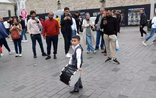 Taksim'de minik davulcuya yoğun ilgi