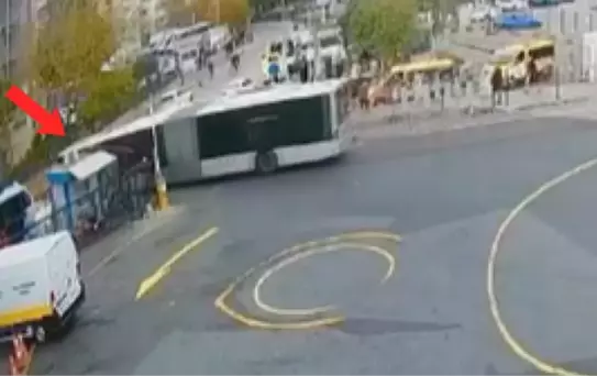 Söğütlüçeşme'de sürücüsünün kontrolünü kaybettiği metrobüs, Kadıköy Belediyesi'nin bahçe duvarına çarptı! Kazada 2 kişi yaralandı