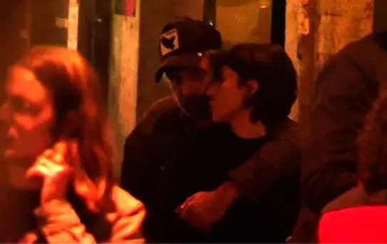 Bakışlara aldırış etmeyen Nejat İşler kız arkadaşıyla sarmaş dolaş görüntülendi