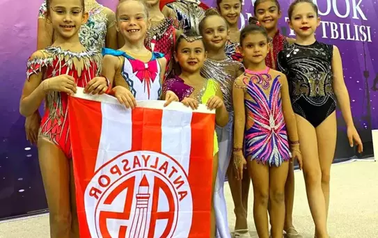 Antalyasporlu jimnastikçiler Tiflis'te kürsüden inmedi