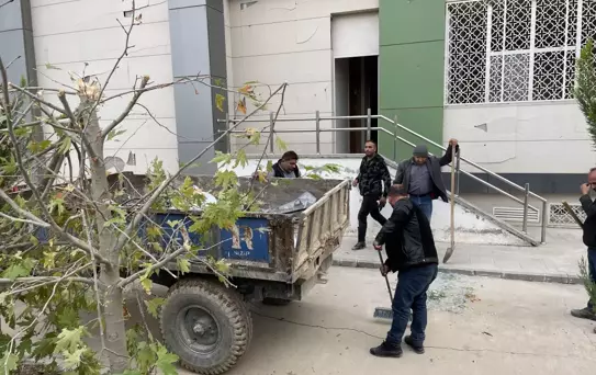 YPG/PKK'lı teröristlerin saldırısında hasar gören okulun etrafındaki enkaz kaldırıldı
