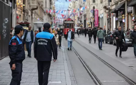 İstiklal Caddesi'ndeki esnafa 'genel emir' ile ilgili bilgilendirme yapıldı