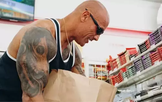 Ünlü aktör Dwayne Johnson, çocukken hırsızlık yaptığı marketteki tüm çikolata barlarını satın aldı