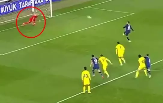 Fenerbahçe'nin golcüsü Serdar Dursun'un penaltı tarzı, kaleci Reina'yı şaşkınlığa uğrattı! O anlar sosyal medyada gündem oldu
