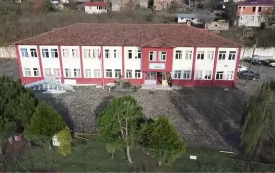 Müzik sevdalısı sosyal bilgiler öğretmeni köy çocuklarının ruhuna dokundu