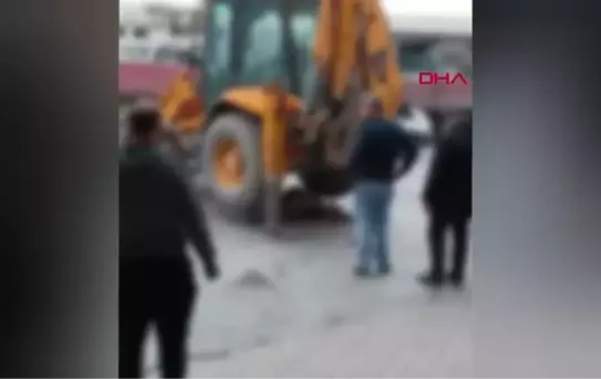 ZEYTİNBURNU'NDA KEPÇE OPERATÖRÜ ENGELLİYİ EZDİ