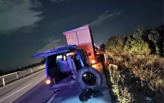 TIR, patlayan lastiği tamir edenlere çarptı: 2 ölü