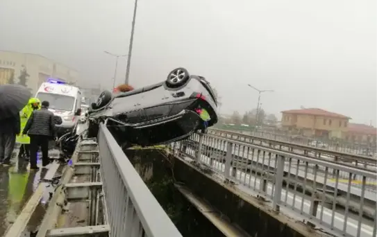 TAKLA ATAN OTOMOBİL, 2 VİYADÜK KÖPRÜSÜ ARASINDA ASKIDA KALDI 2 YARALI