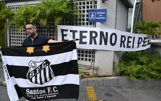 Brezilyalı Efsane Futbolcu Pele 82 Yaşında Hayatını Kaybetti