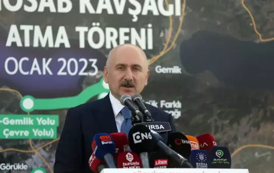 Üsküdar'da binaya çarpan beton mikserinin sürücüsü yaralandı