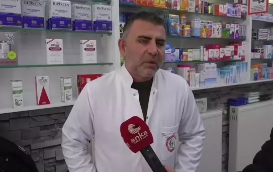 Aksaray'da Eczacılar ve Vatandaşlar: 'Belli Kısım İlaçlar Bulunamıyor'