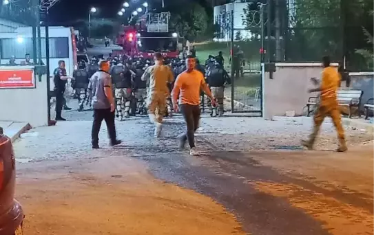 Maskeli sığınmacılar itfaiyecileri engellemiş