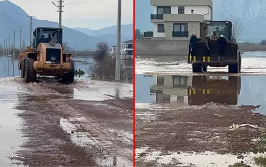 Antalya'da yağmur suları nedeniyle evlerinden çıkamayanlar iş makinasıyla taşınıyor