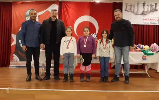 Bayramiç Belediyesi'nden Öğrencilere Karne Hediyesi