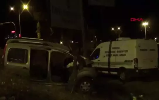SALİHLİ'DE HAFİF TİCARİ ARAÇ DİREĞE ÇARPTI: 1 ÖLÜ, 1 YARALI