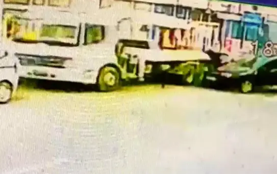 Kars'ta seyir halindeki aracın çarptığı kişi hayatını kaybetti: O anlar kamerada