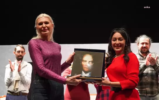 Bilecik Belediyesi Sanat Akademisi oyuncuları ayakta alkışlandı