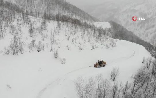 2 metreyi aşan bölgede çığ riskine rağmen zorlu çalışma